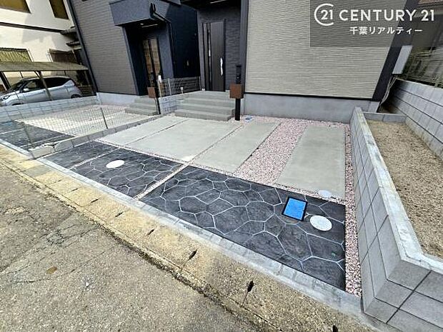 駐車スペースは2台分あります！セカンドカーはもちろん、バイクや自転車なども置き場所に困りません。