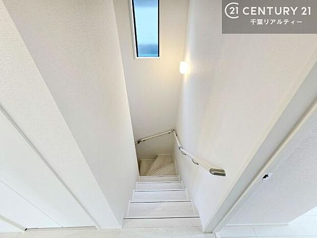 階段は明るく手摺りもついています！お子様やご年配の方も安心してご利用頂けますね！