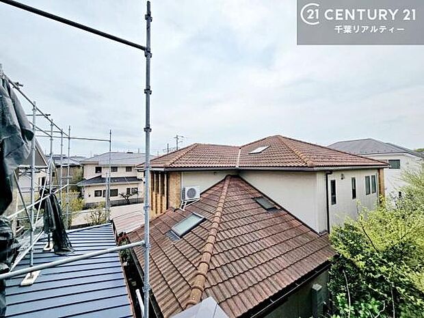 周囲は住宅街が広がる落ち着いた眺望。穏やかな街並みに包まれ、安心感のある住環境です。