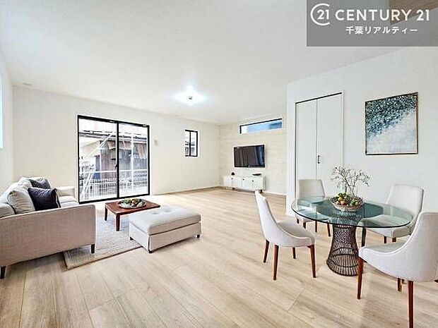 家具はCGパースです。開放感のある広々LDK!ソファーやダイニングテーブルを置いても窮屈にならないので快適に過ごせます!コミュニケーションが取りやすいリビングです!