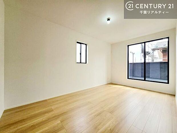 バルコニーに面している洋室です。明るく温もりがあり、換気もしっかりできます!朝起きて、外に出て背伸びをしつつ深呼吸をし良い朝を迎え入れることができます。