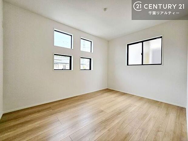 掃き出し窓がないお部屋は、お子様のお部屋としても安心です!収納スペースも充実しているので散らかったお部屋をサッと片付けられます!