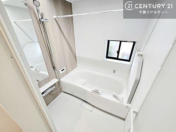 広々バスで一日の疲れをリフレッシュ。足が伸ばせるので、浴槽にもゆったりと浸かれますね!毎日のバスタイムが楽しみになります。