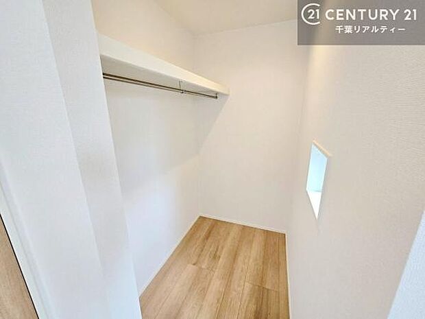 ウォークインクローゼット付きです。たくさんのお洋服などを収納しておけそうですね!他にも扇風機や加湿器など季節物の大きな家電も収納できます。