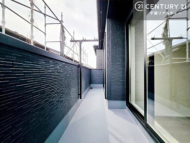 2部屋から出入りできる、開放感のある広々バルコニー。毎日の洗濯やちょっとした外時間にも便利です!