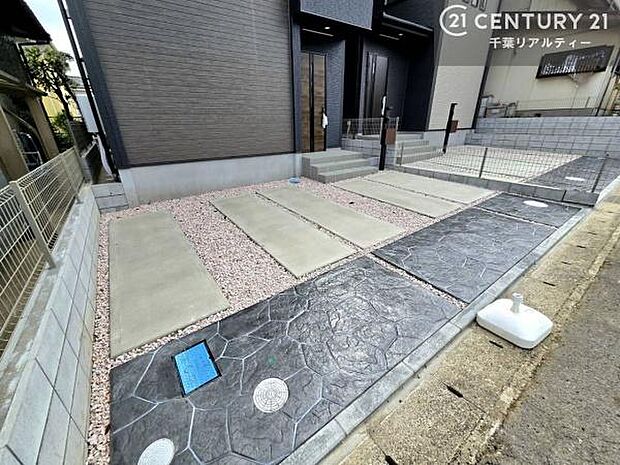 駐車スペースは2台分あります!セカンドカーはもちろん、バイクや自転車なども置き場所に困りません。