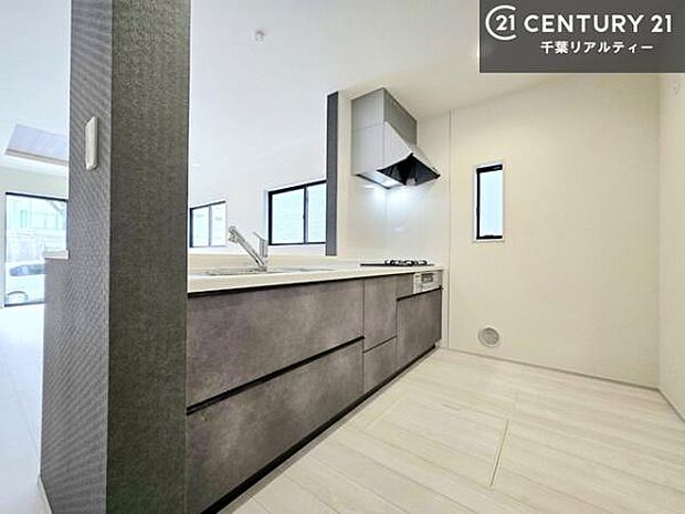 ゆとりある調理スペースで作業がしやすい快適なキッチンです!お子様と一緒にお菓子造りも楽しめる広々スペースです。楽しい調理時間になりそうですね!