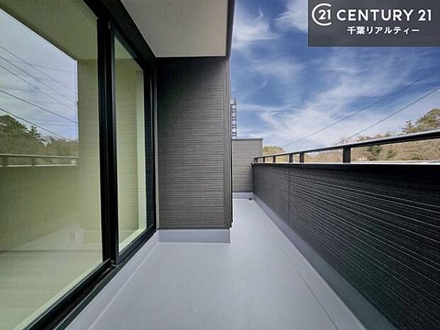 陽当たりの良いバルコニーで、お洗濯物もよく乾きそうですね!お天気の良い日にはバルコニーへ出てリフレッシュするのも気持ちよさそうです。