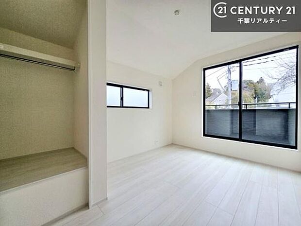 洋室は子供部屋や寝室、色々と用途多彩に利用できますね。収納力もたっぷりなので、広々気持ちよく過ごすことができます。