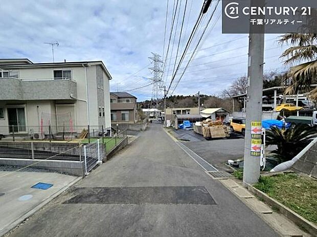 前面道路4.5m!陽当り良好な立地です。車庫入れが苦手な方も安心ですね。