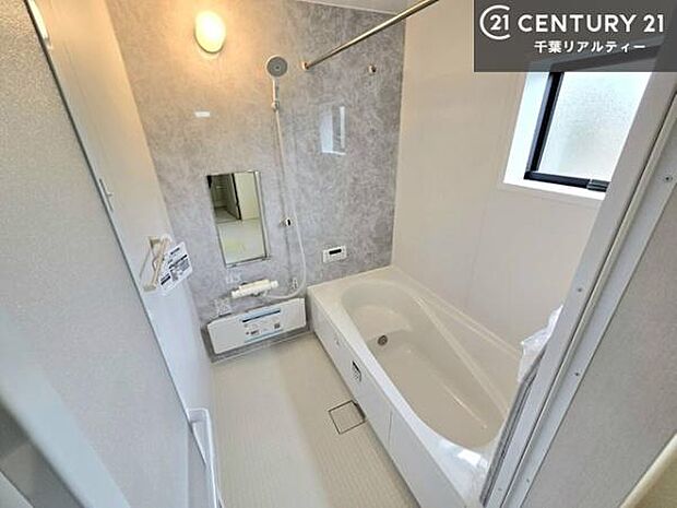 落ち着きある大人の雰囲気のバスルームは、味が出ていてバスタイムが充実!お仕事頑張っているご褒美にお好みの匂いの入浴剤を入れて、楽しんでみてはいかがでしょうか?