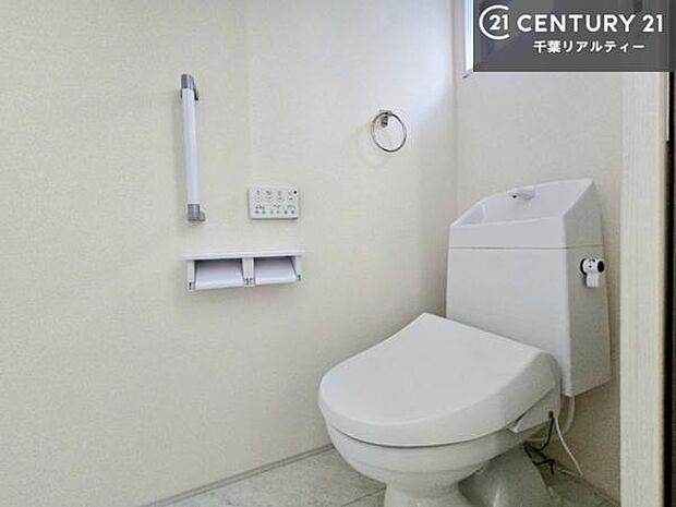 1・2階にトイレがございます!朝の忙しい時間帯も待たずにすみそうですね。白を基調とした清潔感のあるトイレでお手入れがしやすいです!