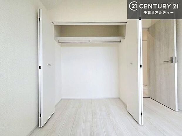 住空間をすっきり使うためには必須ポイントの収納スペースですよね。是非現地でご確認ください!