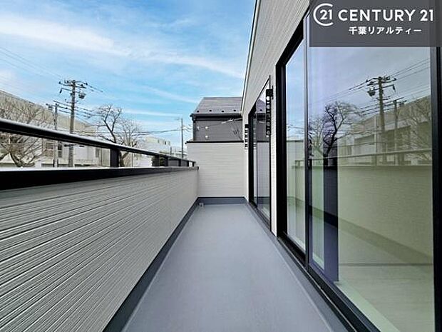 陽当たりの良いバルコニーで、お洗濯物もよく乾きそうですね!お天気の良い日にはバルコニーへ出てリフレッシュするのも気持ちよさそうです。