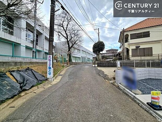 前面道路4.5m!陽当り良好な立地です。車庫入れが苦手な方も安心ですね。