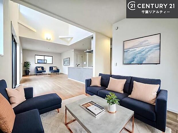 家具はCGパースです。大切な家族が集まるからこそLDKにはこだわりたい。子供たちが元気に笑いながら走り回っている姿を見た時が「広い家にして良かった」と思う瞬間です。