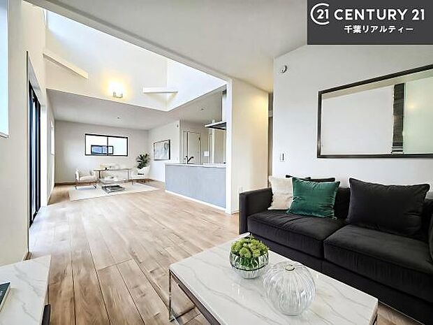 家具はCGパースです。心地良いリビングは家族が自然と集まります。家族団欒の時間が増えそうです。ご家族と、より一層充実した時間を過ごせそうですね。