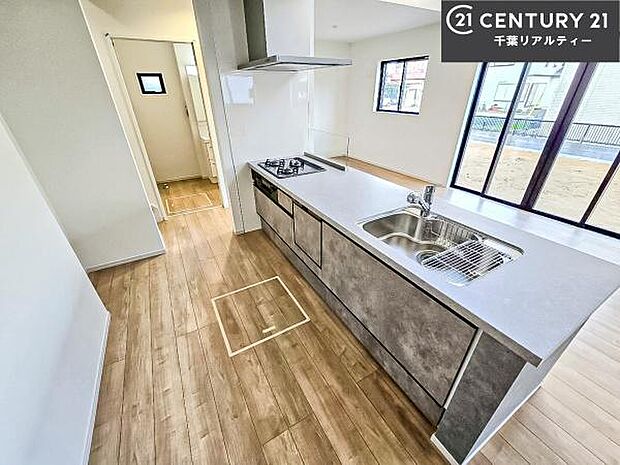 大人気の対面式システムキッチンを採用しています!ご家族のコミュニケーションが自然と増える設計です。お子様にも目が届くので嬉しいですね。広々使えて快適に作業が進みます。