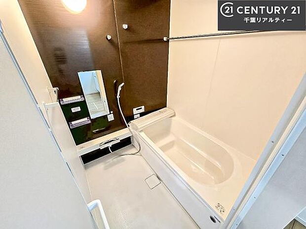 落ち着きある大人の雰囲気のバスルームは、味が出ていてバスタイムが充実!お仕事頑張っているご褒美にお好みの匂いの入浴剤を入れて、楽しんでみてはいかがでしょうか?