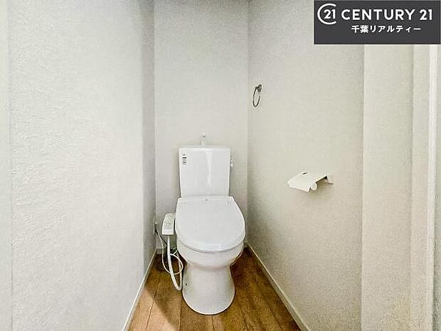 1・2階にトイレがございます!朝の忙しい時間帯も待たずにすみそうですね。白を基調とした清潔感のあるトイレでお手入れがしやすいです!