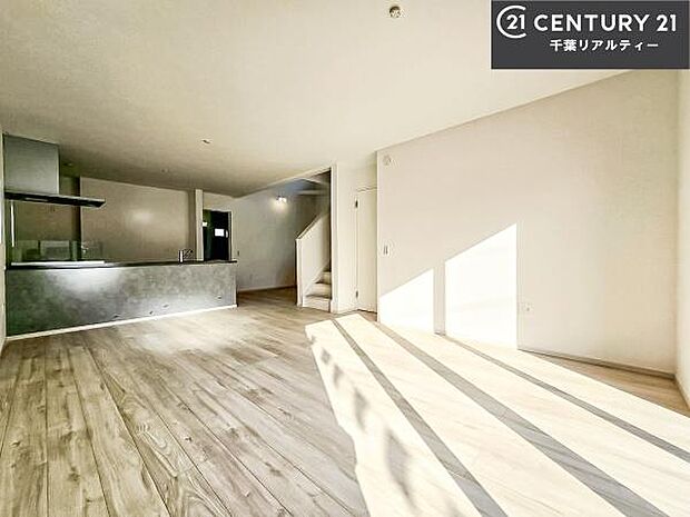 広々ダイニングスペース!ゆったりお食事。笑い声響く楽しい時間が過ごせます。日々の疲れも癒されます!