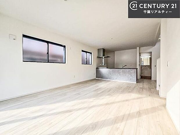 大きな窓からたっぷりの陽ざしが入る明るいリビング。開放感のあるリビングで家族団らんのくつろぎの時間を過ごせます。