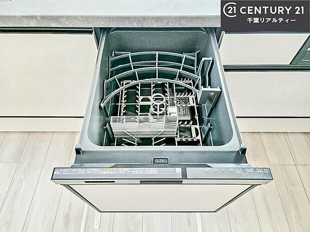 食洗機付き!忙しい時や冬場は手荒れ防止として大活躍します!ビルトイン仕様なので、場所も取らず調理スペースも広く使えて手際よく作業が出来ます!