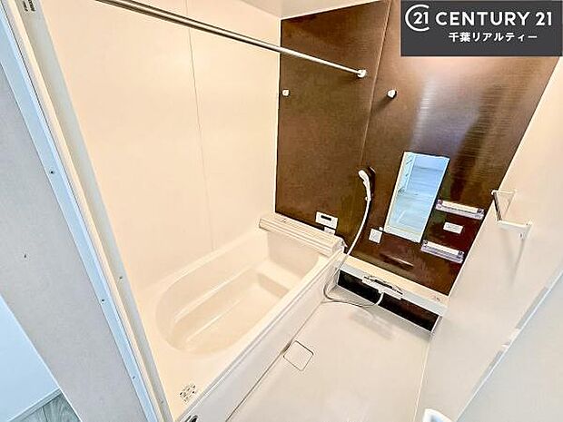 落ち着きある大人の雰囲気のバスルームは、味が出ていてバスタイムが充実!お仕事頑張っているご褒美にお好みの匂いの入浴剤を入れて、楽しんでみてはいかがでしょうか?