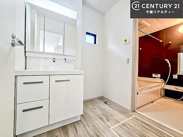 小窓付きの明るい洗面室です!湿気もすぐに入れ替えができて清潔に保つことができます!自然光が差し込むのでお化粧の仕上がりも良くなりますね!