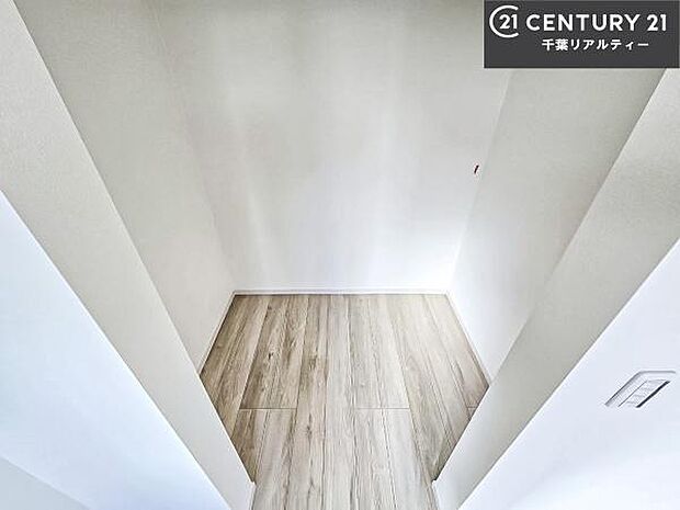 ウォークインクローゼット付きです。たくさんのお洋服などを収納しておけそうですね!他にも扇風機や加湿器など季節物の大きな家電も収納できます。