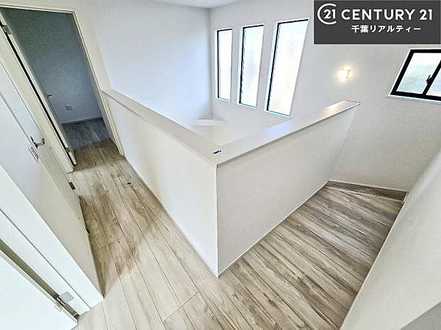 階段は明るく手摺りもついています。お子様やご年配の方も安心してご利用頂けますね。