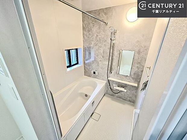 落ち着きある大人の雰囲気のバスルームは、味が出ていてバスタイムが充実!お仕事頑張っているご褒美にお好みの匂いの入浴剤を入れて、楽しんでみてはいかがでしょうか?