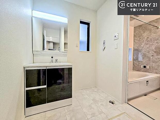 小窓のついた洗面所は、光と風が入りやすく、いつでも快適にお使いいただけます。三面鏡で使い勝手が良く、鏡裏収納も備えておりますので、日用品やスキンケア用品もすっきり整理できます。