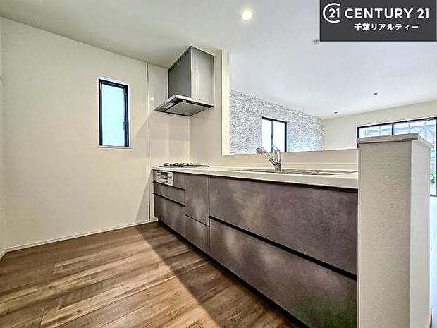 大人気の対面式システムキッチンを採用しています!ご家族のコミュニケーションが自然と増える設計です。お子様にも目が届くので嬉しいですね。収納力もあります!