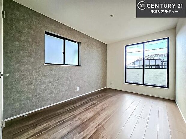 バルコニーに面している洋室です。明るく温もりがあり、換気もしっかりできます!朝起きて、外に出て背伸びをしつつ深呼吸をし良い朝を迎え入れることができます。