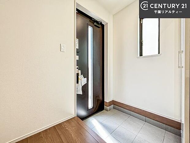 疲れて帰ってきても、ただいま!を言いたくなる、優しく迎え入れてくれる空間になっています。明るく温もり溢れる玄関です!