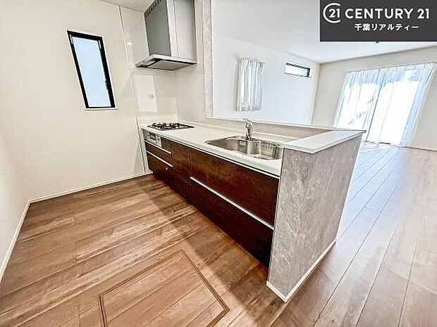 大人気の対面式システムキッチンを採用しています!ご家族のコミュニケーションが自然と増える設計です。お子様にも目が届くので嬉しいですね。収納力もあります!