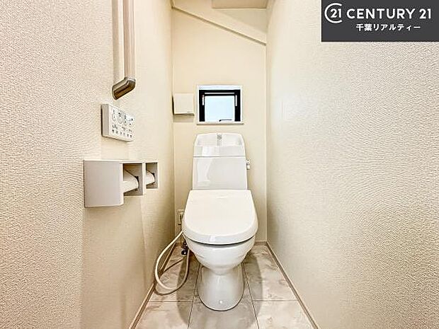 1・2階にトイレがございます!朝の忙しい時間帯も待たずにすみそうですね。白を基調とした清潔感のあるトイレでお手入れがしやすいです!