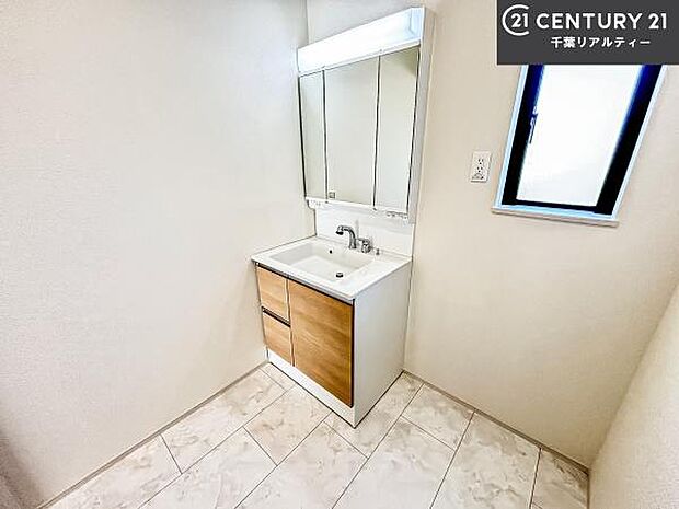 小窓のついた洗面所は、光と風が入りやすく、いつでも快適にお使いいただけます。三面鏡で使い勝手が良く、鏡裏収納も備えておりますので、日用品やスキンケア用品もすっきり整理できます。