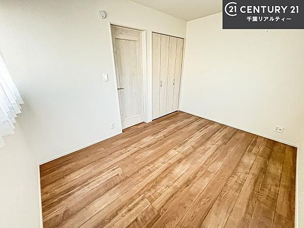 洋室は子供部屋や寝室、色々と用途多彩に利用できますね。収納力もたっぷりなので、広々気持ちよく過ごすことができます。