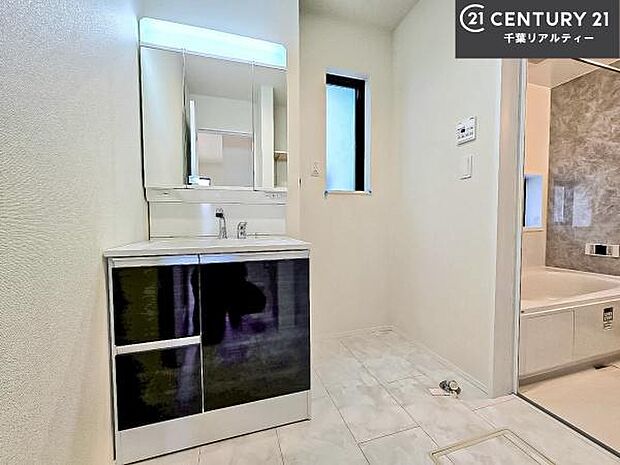 小窓のついた洗面所は、光と風が入りやすく、いつでも快適にお使いいただけます。三面鏡で使い勝手が良く、鏡裏収納も備えておりますので、日用品やスキンケア用品もすっきり整理できます。