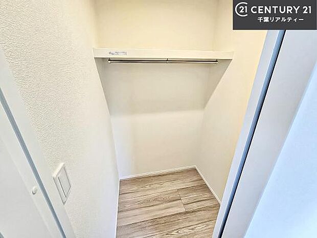 ウォークインクローゼット付きです。たくさんのお洋服などを収納しておけそうですね!他にも扇風機や加湿器など季節物の大きな家電も収納できます。