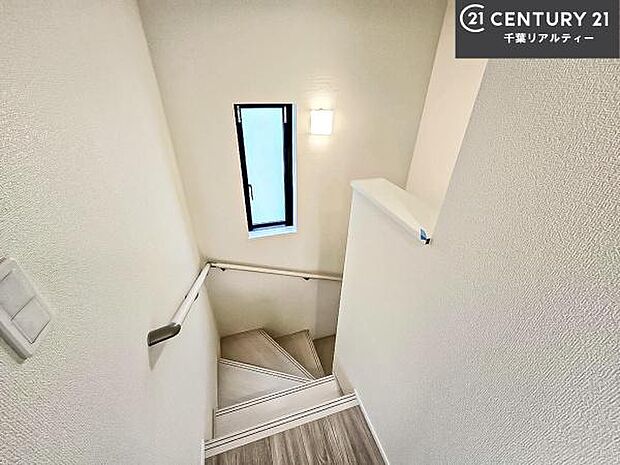 階段は明るく手摺りもついています。お子様やご年配の方も安心してご利用頂けますね。