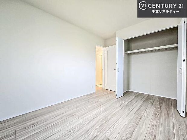 収納スペースがついています!居室をスッキリ整頓する事ができますね。家具を選ばないシンプルなデザインの為、家具を選ばずお気に入りの空間作りができそうですね。