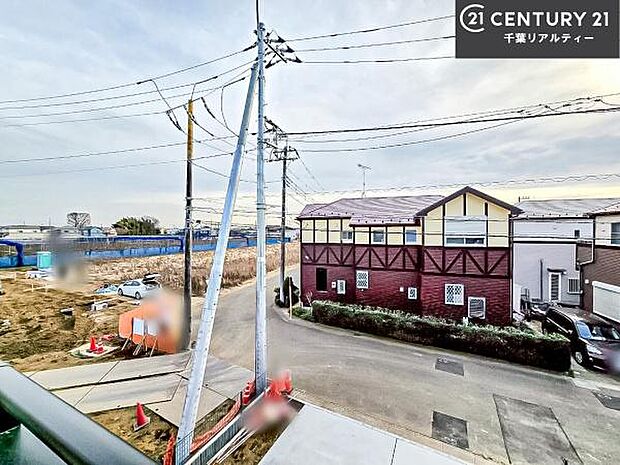 落ち着きある住宅街です!周囲には高い建物がなく、空が広く開放感があり、陽当たりを大きく遮られることもありません!気持ちの良い風が通り抜ける街並みです!