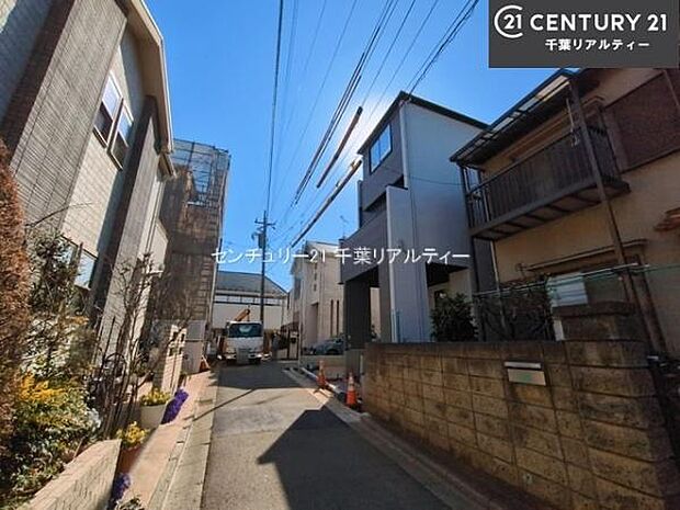 前面道路は4m!陽当り良好な立地です。車庫入れが苦手な方も安心ですね。