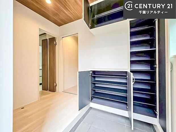 シューズボックス付き。玄関が片付きお掃除がしやすいです!スッキリした玄関で戸を開けた瞬間、清潔感のある心地いい空間が出迎えてくれます。