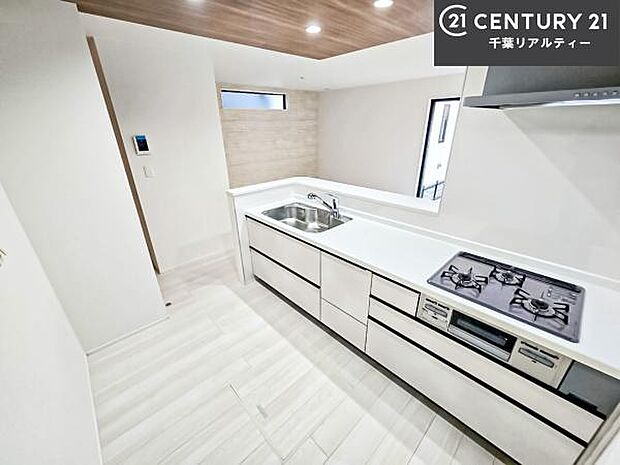 ゆとりある調理スペースで作業がしやすい快適なキッチンです!お子様と一緒にお菓子造りも楽しめる広々スペースです。楽しい調理時間になりそうですね!