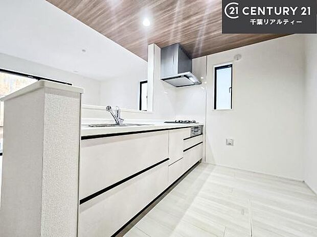 大人気の対面式システムキッチンを採用しています!ご家族のコミュニケーションが自然と増える設計です。お子様にも目が届くので嬉しいですね!広々使えて快適で作業が進みます。