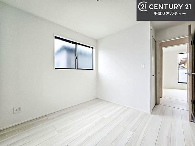 優しい光が差し込む洋室は、朝の目覚めも気持ちが良さそうですね。おうち時間もゆったりと過ごすことができます。優しい色合いのフローリングがどんな家具にもマッチします!